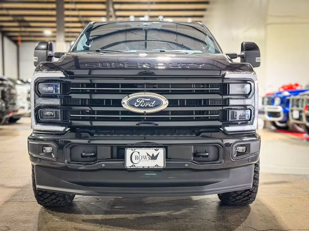 2025 Ford F350 Super Duty Crew Platinum 8 ft - Image 3