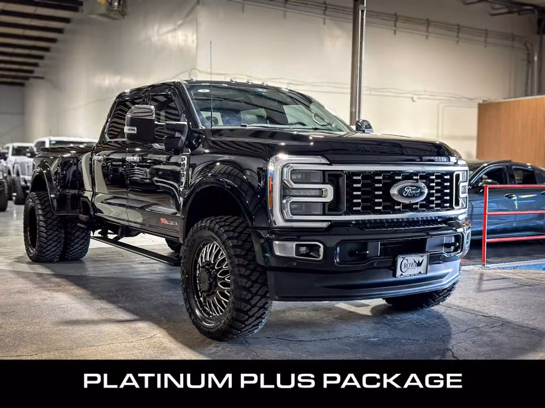 2025 Ford F450 Super Duty Crew Platinum 8 ft - Image 3